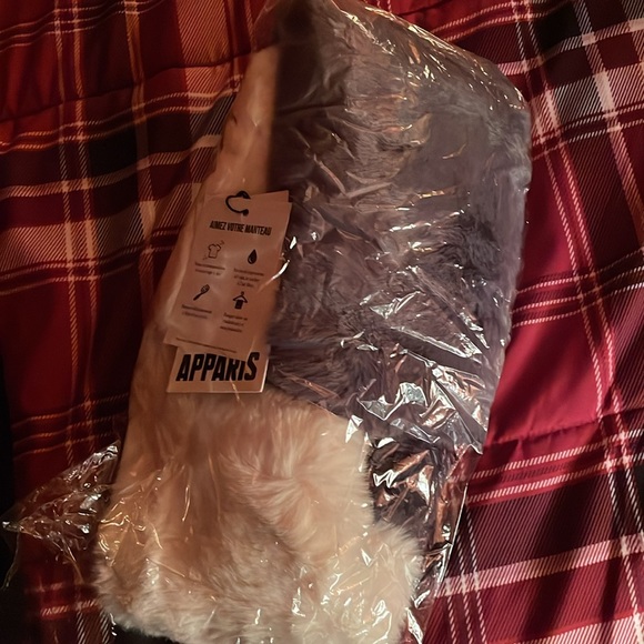 ⭐️New⭐️Apparis Furry Scarf - Picture 10 of 12